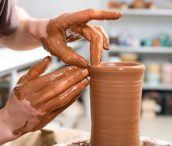 Mani di un vasaio, creando un vaso di terra — Foto Stock