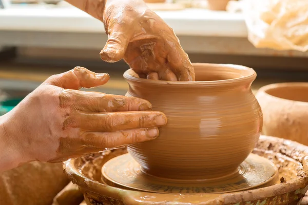 Handen van een pottenbakker, het creëren van een aarden kruik — Stockfoto