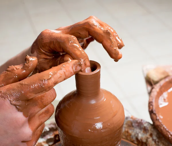 Handen van een pottenbakker, het creëren van een aarden kruik — Stockfoto