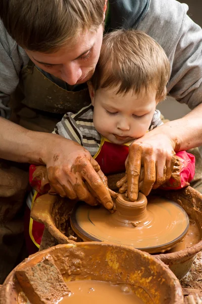 Handen van een pottenbakker, het creëren van een aarden kruik — Stockfoto