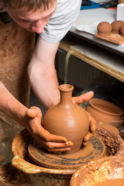 Manos de un alfarero, creando un frasco de barro — Foto de Stock