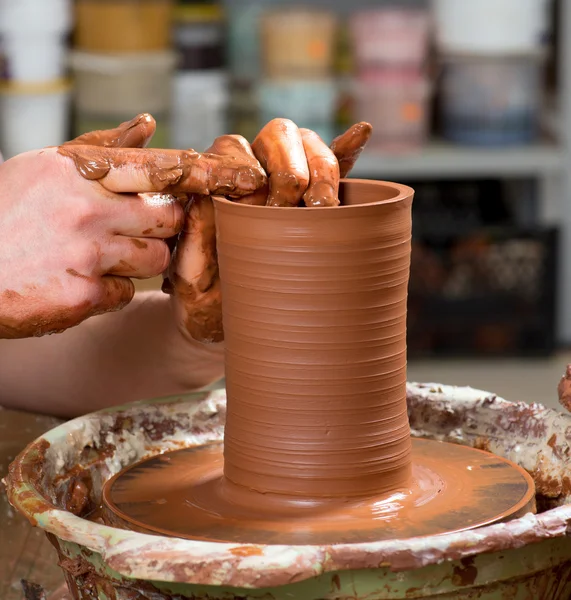 Handen van een pottenbakker, het creëren van een aarden kruik — Stockfoto