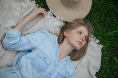 Parkta piknikte şapkalı romantik kız.