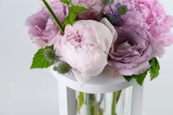 Astratto bouquet di fiori sfondo sotto gocce d'acqua — Foto Stock