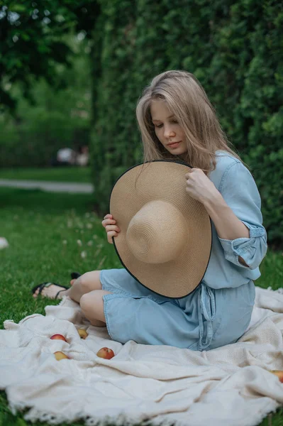Parkta piknikte şapkalı romantik kız.