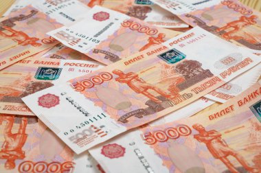 5000 ruble arkaplan. Rus banknotları farklı açılarda.