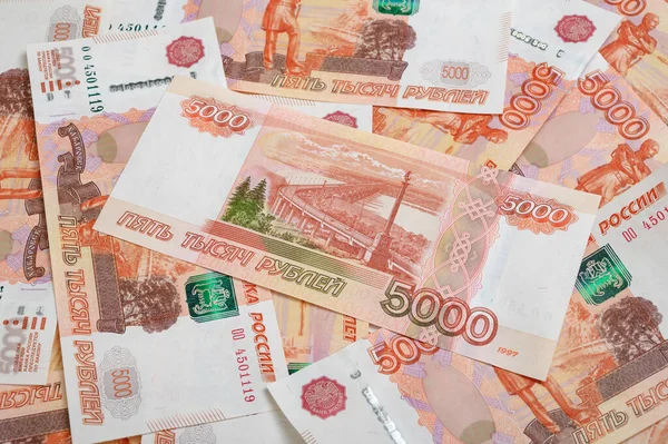 5000 рублів на задньому плані. Російські банкноти під різними кутами.. Стокова Картинка