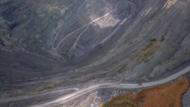 Vista aérea de la cantera minera a cielo abierto. empresa industrial — Vídeos de Stock