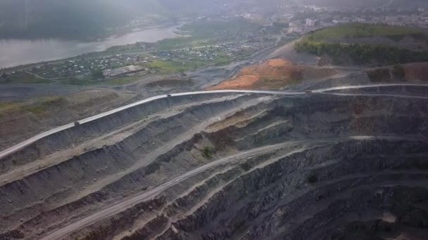 Luchtfoto opengegoten mijnbouwgroeve. industriële onderneming — Stockvideo