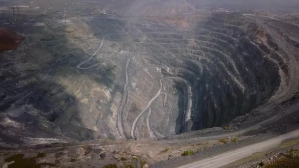 Letecký pohled na povrchový důlní lom. průmyslový podnik — Stock video