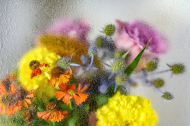 Su damlalarının altında soyut çiçek buketi arkaplanı