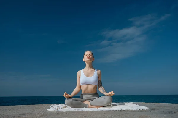 stock image Yoga practice and meditation in nature. Woman practicing near Black sea.