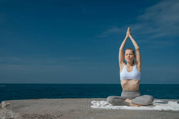Práctica de yoga y meditación en la naturaleza. Mujer practicando cerca del mar Negro. — Foto de Stock