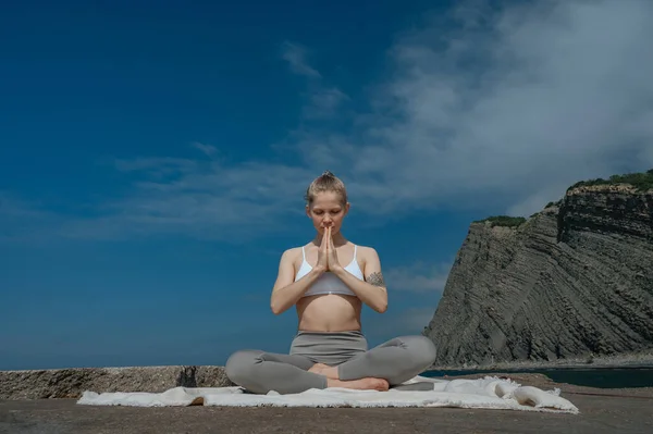 Práctica de yoga y meditación en la naturaleza. Mujer practicando cerca del mar Negro. — Foto de Stock