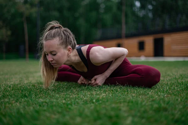 Chica practica yoga y meditación en la ciudad. — Foto de Stock