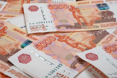 5000 ruble arkaplan. Rus banknotları farklı açılarda.