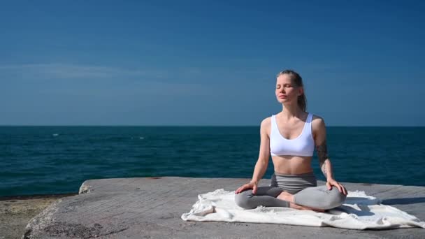 Йога практика и медитация в природе. Женщина, практикующая у Черного моря. — стоковое видео