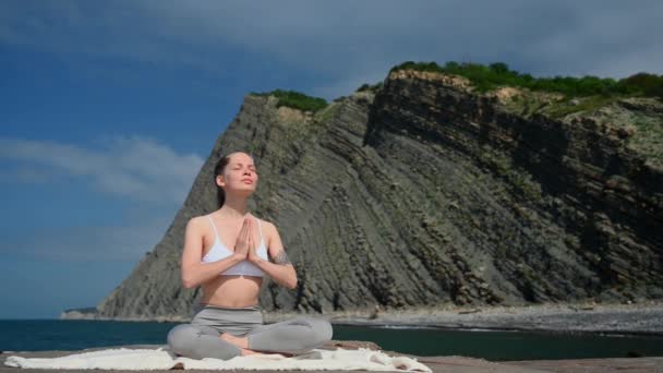 瑜伽练习和冥想在自然界中。在黑海附近练习的女人. — 图库视频影像