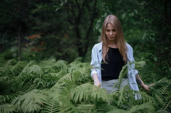 녹색 숲의 소녀. 명상 과 자연 과의 상호 작용의 실천 — 스톡 사진
