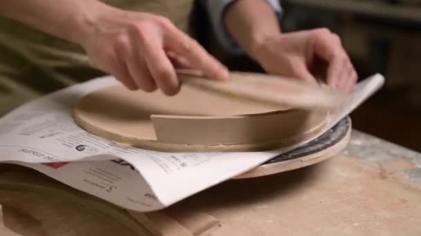 Master keramik pracuje v keramickém studiu. Proces vytváření desky — Stock video