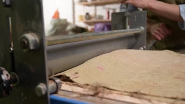 Master ceramist trabaja en un estudio de cerámica. Proceso de creación de placa — Vídeos de Stock