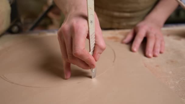 Master ceramist trabaja en un estudio de cerámica. Proceso de creación de placa — Vídeos de Stock