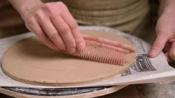 Master ceramist trabaja en un estudio de cerámica. Proceso de creación de placa — Vídeos de Stock