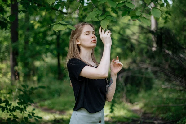 Meisje in het groene bos. Praktijk van meditatie en interactie met de natuur — Stockfoto