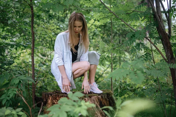 Egy lány a zöld erdőben. A meditáció gyakorlata és a természettel való kölcsönhatás — Stock Fotó