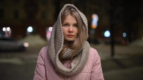 Ung vacker flicka porträtt i vinter jacka med päls huva utomhus — Stockvideo