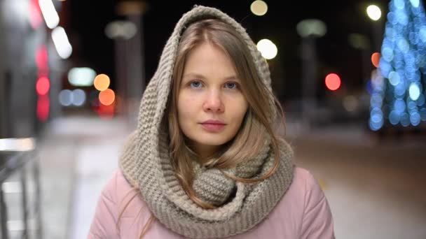 Портрет молодої красивої дівчини в зимовій куртці з хутряною капюшоном на відкритому повітрі — стокове відео