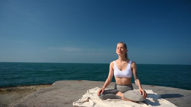 Praktyka jogi i medytacja w naturze. Kobieta ćwicząca w pobliżu Morza Czarnego. — Wideo stockowe