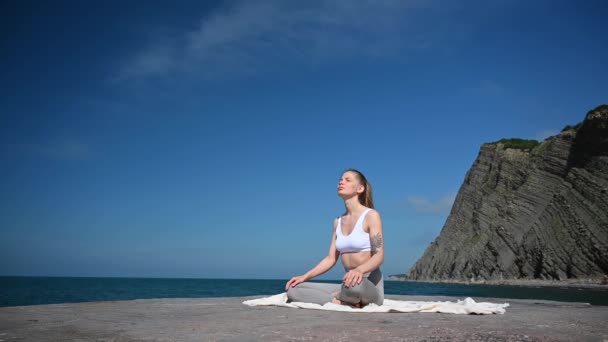 Yoga ve meditasyon doğada var. Karadeniz yakınlarında çalışan bir kadın.. — Stok video