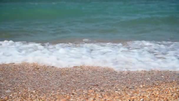 Coastline contro il mare blu con sabbia gialla. — Video Stock