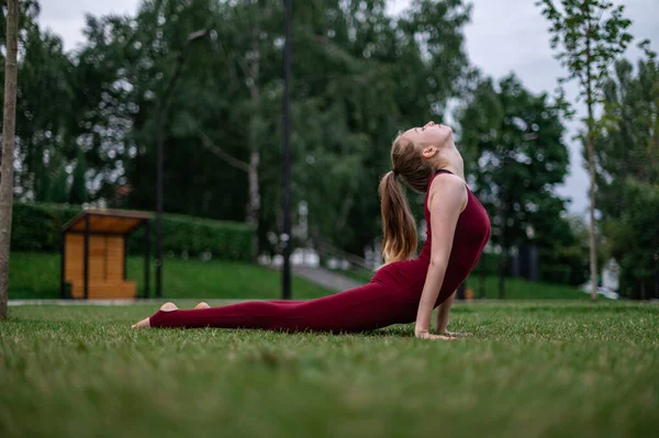 Chica practica yoga y meditación en la ciudad. — Foto de Stock