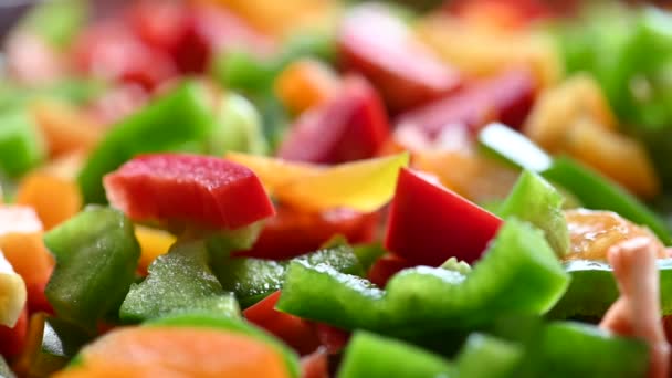 Ensalada de pimienta en rodajas. Comida mixta de verduras, comida vegetariana saludable. — Vídeos de Stock