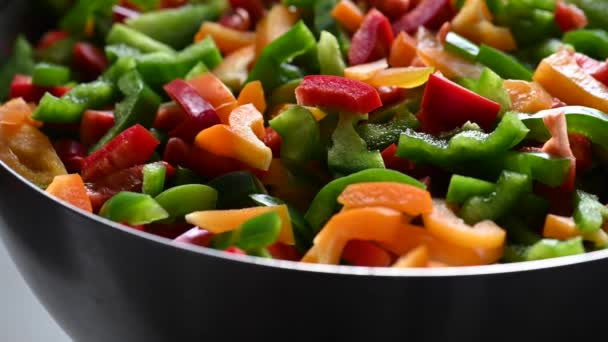 Ensalada de pimienta en rodajas. Comida mixta de verduras, comida vegetariana saludable. — Vídeos de Stock