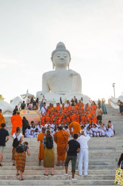 Tayland 'daki Phuket' teki Büyük Buda Tapınağı yakınlarında turuncu elbiseli genç Budistler. 28 Nisan 2019
