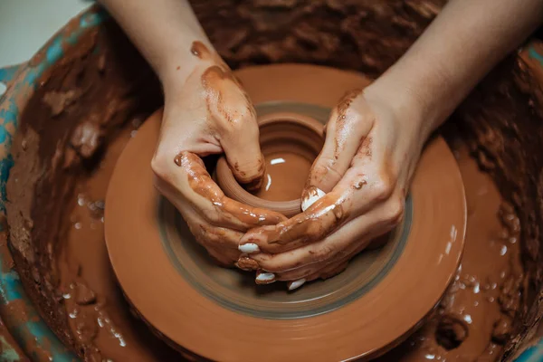 Potter at work on circle wheel in workshop — Stock Photo, Image