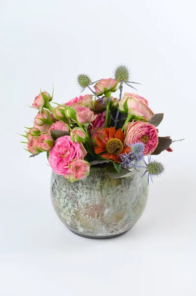 Mazzo di fiori in vaso smaltato su sfondo bianco Immagini Stock Royalty Free
