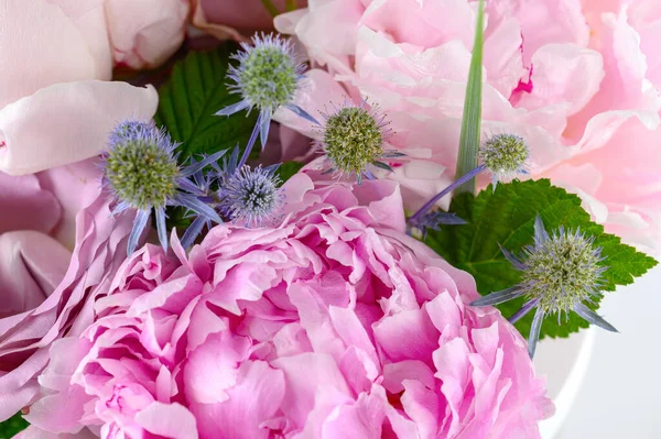 Abstrakte Blumenstrauß Hintergrund unter Wassertropfen lizenzfreie Stockfotos