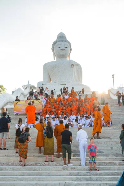 Jonge boeddhisten in oranje kleding in de buurt van de Big Buddha Tempel in Phuket in Thailand. 28 april 2019 Stockafbeelding