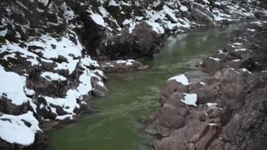 Aygeya 'daki dağ nehri. Rusya Federasyonu 'nda kış