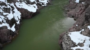 Aygeya 'daki dağ nehri. Rusya Federasyonu 'nda kış