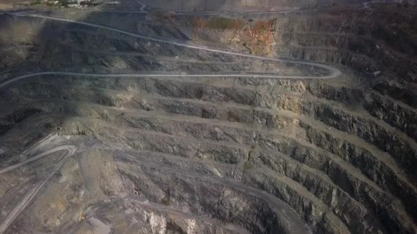 Cava mineraria a cielo aperto per l'estrazione di minerale di magnetite in pietra di ferro — Video Stock