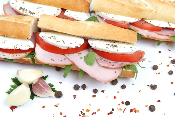 Panini freschi con pomodoro, prosciutto e mozzarella isolati su wh — Foto Stock