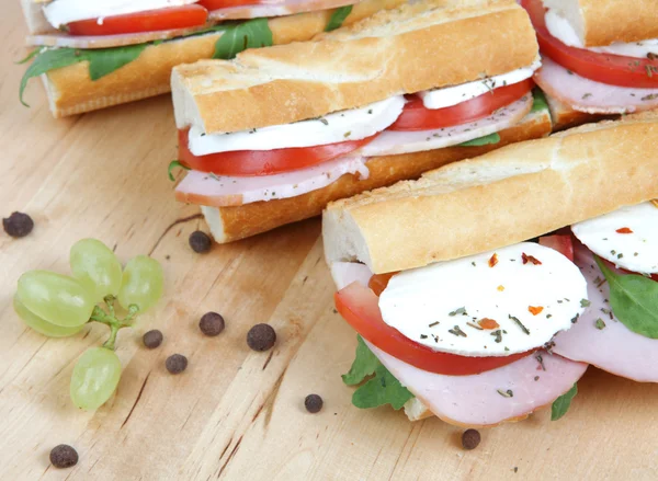 Närbild av tre fräscha smörgåsar med tomat, skinka och mozzarel — Stockfoto