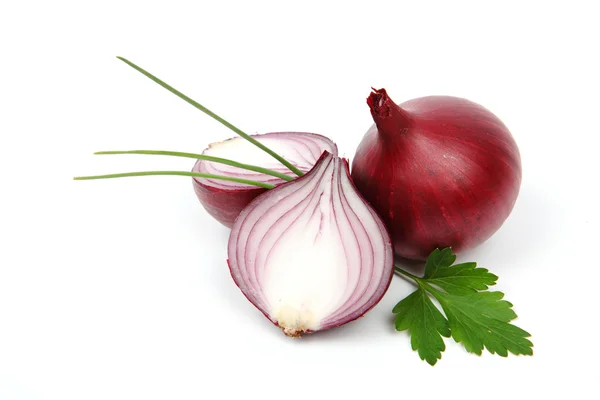 Kırmızı soğan yumru ve beyaz arka plan üzerinde izole taze maydanoz
