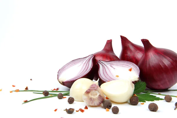Κρεμμύδι με το σκόρδο και τα μπαχαρικά που απομονώνονται σε λευκό φόντο — Φωτογραφία Αρχείου