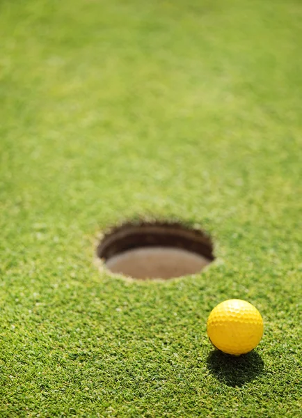 カップの唇にゴルフ ・ ボール — ストック写真